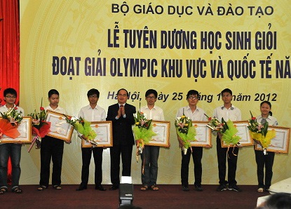 Tuyên dương học sinh đạt giải Olympic khu vực và quốc tế - 1 Phó Thủ tướng Nguyễn Thiện Nhân tặng bằng khen của Thủ tướng đối với