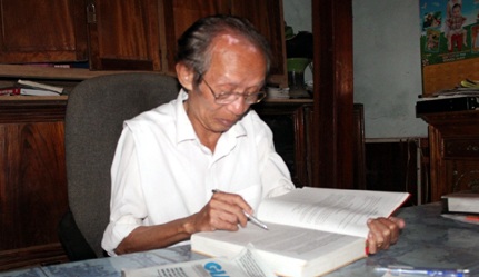 Chuyện thầy giáo già bán nhà ở phố, lên núi xây trường - 2 Thầy Đắc vui vẻ giải thích về phương pháp “lạ” mà mình áp dụng.