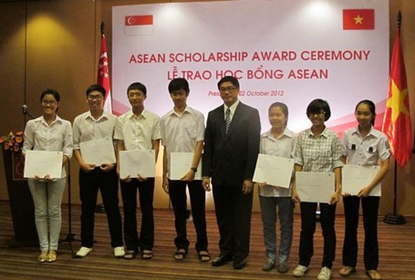 Chín học sinh Việt Nam nhận Học bổng ASEAN - 1 Đại sứ Singapore tại Việt Nam trao học bổng cho 7 học sinh khu vực miền Bắc.