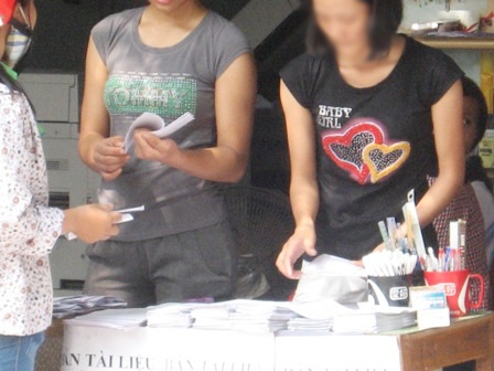 Thí sinh thi hệ liên thông ào ào mua “phao” thi - 4 Chủ cửa hàng phô tô copy bán tài liệu cho thí sinh.