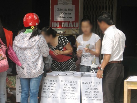 Thí sinh thi hệ liên thông ào ào mua “phao” thi - 5 Tùy môn thi, tùy loại tài liệu mà giá cả khác nhau.