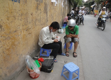 Nguyễn Thị Hoài - SV Trường ĐH Ngoại ngữ làm thêm bằng việc phát tờ rơi.