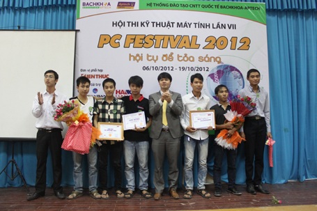 Sôi nổi hội thi Kỹ thuật Máy tính “PC Festival 2012” - 1 Trao giải Nhất, Nhì.