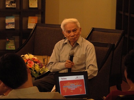 Giáo dục Việt Nam cần thay mới kiến trúc - 3 GS. Hoàng Tụy nhấn mạnh đến việc cải thiện cơ bản chính sách đối với người thầy.