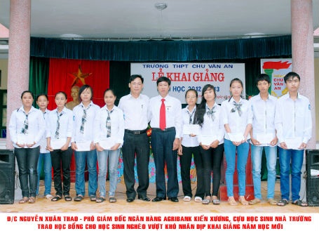 Tập thể cán bộ, giáo viên Trường THPT Chu Văn An năm học 2012-2013.