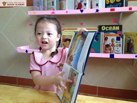 Chương trình giáo dục sớm theo Phương án 0 tuổi - 1 Bé tập kể chuyện theo sách.