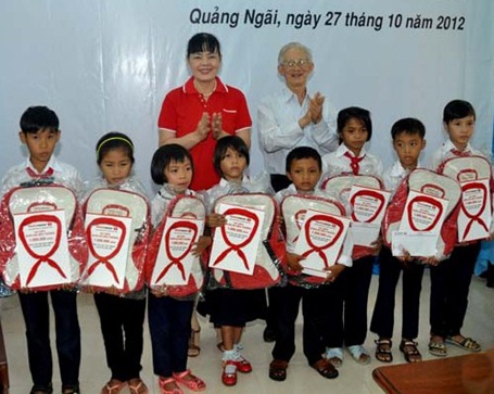Quảng Ngãi: Trao 30 suất học bổng đến học sinh nghèo hiếu học - 1 Học sinh Quảng Ngãi nhận học bổng Khăn quàng đỏ đến trường.