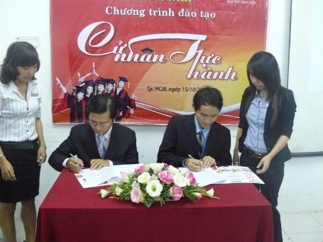 Đại diện iSpace (trái) và ĐH Duy Tân ký thỏa thuận liên kết đào tạo.