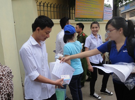 Nguyễn Thị Hoài - SV Trường ĐH Ngoại ngữ làm thêm bằng việc phát tờ rơi.