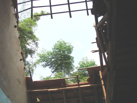 Phòng học trống một mảng mái ngói lớn.