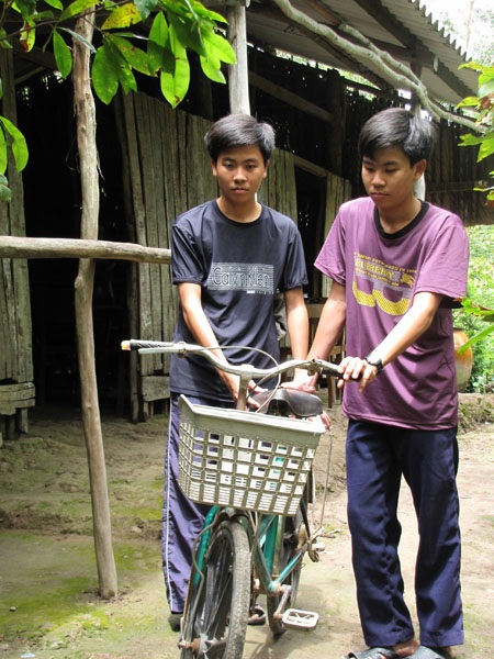 Hai anh em chuẩn bị lên đường nhập học.