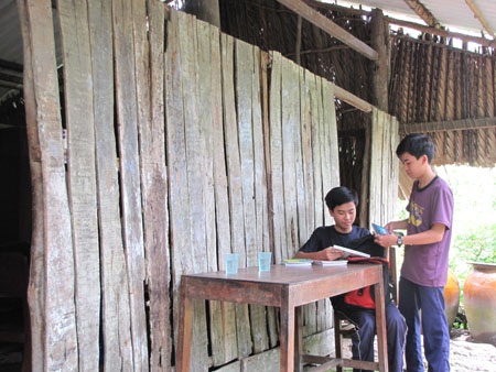 Hai anh em chuẩn bị lên đường nhập học.