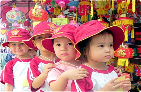Chương trình giáo dục sớm theo Phương án 0 tuổi - 2 Bé tham quan phố lồng đèn.