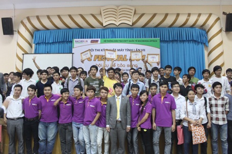 Sôi nổi hội thi Kỹ thuật Máy tính “PC Festival 2012” - 3 Các đội có điểm số cao nhất.