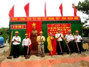 Khởi công xây Trường tiểu học ở thị trấn Trường Sa - 1 Lễ khởi công xây Trường tiểu học ở thị trấn Trường Sa.