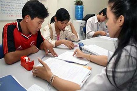 Tọa đàm trực tuyến “Để sinh viên nghèo có tiền theo học” - 2 Sinh viên làm thủ tục vay vốn.