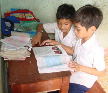 Thầy cô giáo góp gạo nuôi học sinh H’re - 1 Học sinh bán trú chăm chỉ học tập.