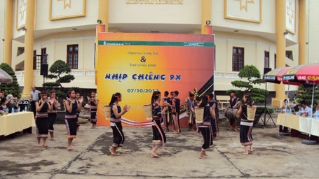 Kon Tum đưa cồng chiêng vào trường học - 1 Đội cồng chiêng và đội vòng xoang 9X của làng Kontum Kơnâm, TP Kon Tum.