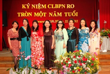 Gọi thầm tiếng Việt mỗi đêm khuya - 1 Câu lạc bộ Phụ nữ Việt Nam tại Rumani kỷ niệm 1 năm thành lập. (Ảnh: Hoàng Thị Hiền)