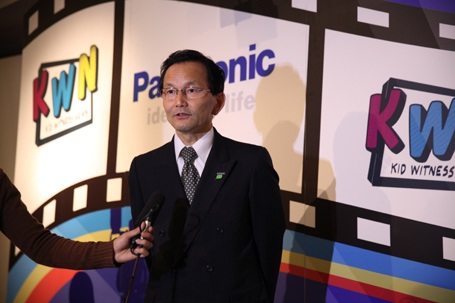 Ông Mike Kitadeya - Giám đốc chương trình Qua ống kính thẻ thơ toàn cầu.