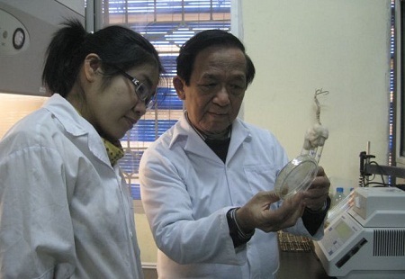 GS.TS.NGND Nguyễn Lân Dũng làm việc tại Viện Vi sinh vật và Công nghệ sinh học.