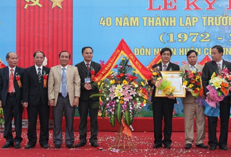 Trường THPT Lê Hữu Trác đón nhận Huân chương lao động hạng Ba