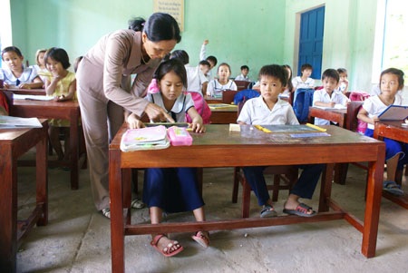 Cô và trò Trường tiểu học An Hải trong giờ học.