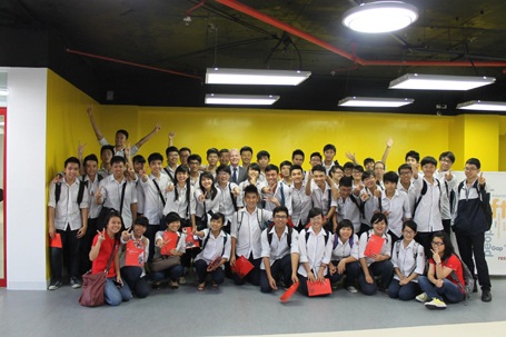 Học sinh Hà Nội thử làm “SV” British University Vietnam - 4 Các bạn học sinh trường THPT Việt Đức chụp ảnh kỷ niệm cùng thầy Joshua James.