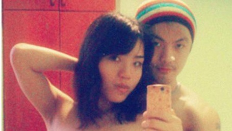 Một bức hình khêu gợi của Alvin Tan và cô bạn gái được anh này đăng trên blog. (Ảnh: Straits Times)