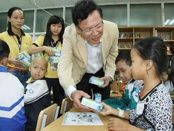Bộ trưởng Phạm Vũ Luận thăm “Lớp học hy vọng” - 1 Bộ trưởng Phạm Vũ Luận thăm “Lớp học hy vọng”