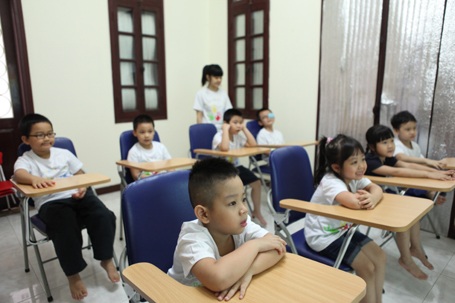 Vui học tiếng Anh tại cơ sở mới của Hội đồng Anh ngữ Canada - 2 Các bạn học sinh “nhí” trong lớp học tiếng Anh của Hội đồng Anh ngữ Canada tại Ban Mai School.