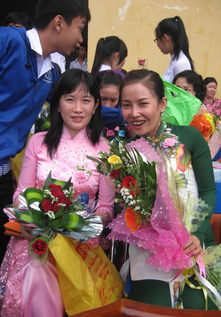 Cô giáo trẻ ở Sóc Trăng với niềm vui trong Ngày Nhà giáo Việt Nam. (Ảnh: Cao Xuân Lương)