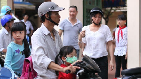 Dịch vụ đưa đón, giữ trẻ sau giờ học: Tiện nhiều, rủi ro không ít - 1 Đảm bảo an toàn giao thông là yếu tố phụ huynh nên cân nhắc khi thuê đón con.