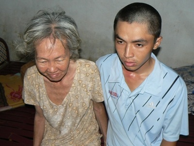 Vừa học vừa bán vé số nuôi mẹ bệnh tật - 1 Trương Thế An và mẹ. (Ảnh: Tùng Huyên)