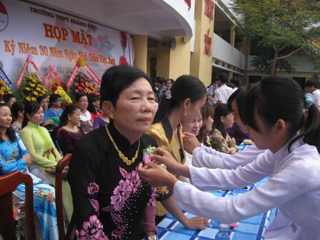 Học sinh Sóc Trăng gắn hoa tri ân thầy cô. (Ảnh: Cao Xuân Lương)