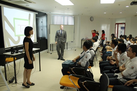 Học sinh Hà Nội thử làm “SV” British University Vietnam - 1 Háo hức trong phần giao lưu với thấy Joshua James - chuyên gia tiếng Anh.
