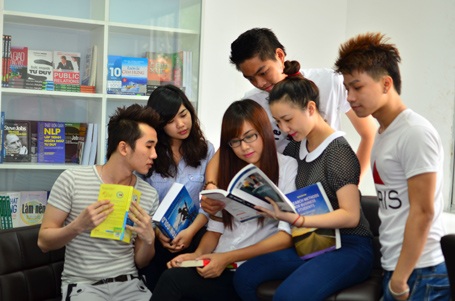 Chương trình Liên thông Cử nhân QTKD Quốc tế FPT Greenwich xét tuyển bổ sung - 1 Các sinh viên Chương trình B2B đang học nhóm tại thư viện nhà trường.