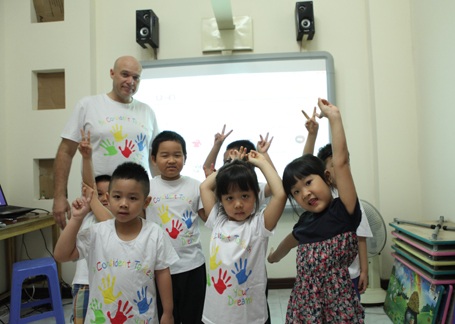 Vui học tiếng Anh tại cơ sở mới của Hội đồng Anh ngữ Canada - 3 Các bạn học sinh “nhí” trong lớp học tiếng Anh của Hội đồng Anh ngữ Canada tại Ban Mai School.