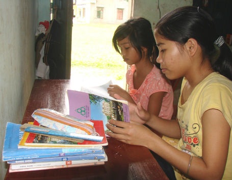 Thầy cô giáo góp gạo nuôi học sinh H’re - 3 Tranh thủ nồi cơm đang chín, chị lớn kiểm tra bài cũ các em.