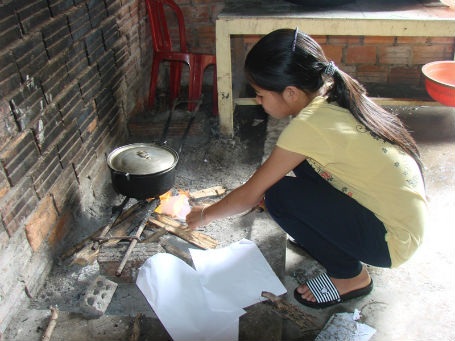 Thầy cô giáo góp gạo nuôi học sinh H’re - 2 Học sinh bán trú chăm chỉ học tập.