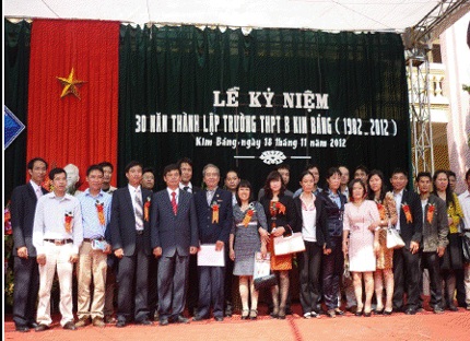 Trường THPT B Kim Bảng: 30 năm truyền thống hiếu học. - 2 Thầy hiệu trưởng chụp ảnh lưu niệm cùng các cựu học sinh.