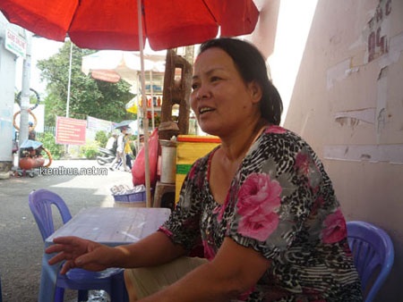 Chị Nửa bắt đầu làm nghề xe ôm từ năm 2000, nghề này giúp chị nuôi hai đứa con ăn học.