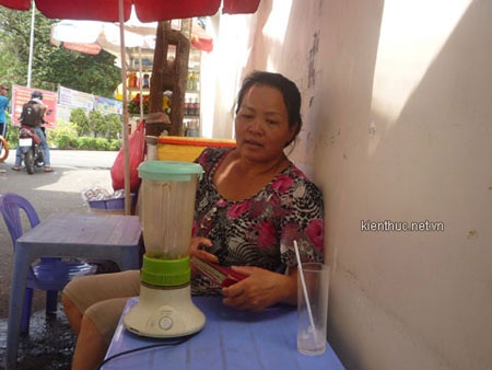 Chị Nửa bắt đầu làm nghề xe ôm từ năm 2000, nghề này giúp chị nuôi hai đứa con ăn học.