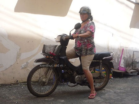 Đang bán hàng có khách gọi chị lại gửi người khác bán hộ rồi tất bật lấy xe ra chở khách đi.