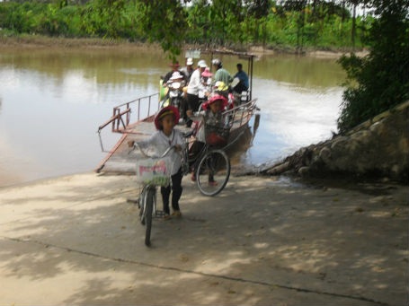 Người lái đò miễn phí chở học sinh qua sông - 2 Những chuyến đò nghĩa tình chở các em học sinh qua sông đến trường.