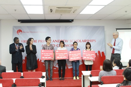 Học bổng Hoàng tử Andrew - Du học Anh ngay tại Việt Nam - 1 British University Vietnam trao tặng Học bổng Hoàng tử Andrew cho 4 quán quân năm 2012.