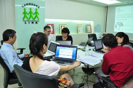 Quang cảnh buổi tư vấn “Chuẩn bị cho trẻ em 5 đến 7 tuổi học tiếng Anh thế nào?”.