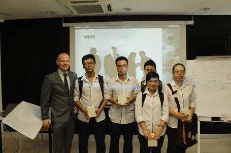 Học sinh Hà Nội thử làm “SV” British University Vietnam - 3 Thầy Joshua Jame trao quà lưu niệm cho các bạn học sinh trường THPT Việt Đức.