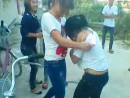 Không chỉ đánh, nhóm nữ sinh còn xé cả áo của em B