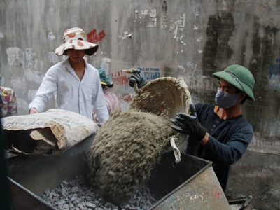 Những sinh viên “phu hồ” - 1 Vũ Chí Công và Vũ Chí Đường làm bê tông ở Triều Khúc (Hà Nội).